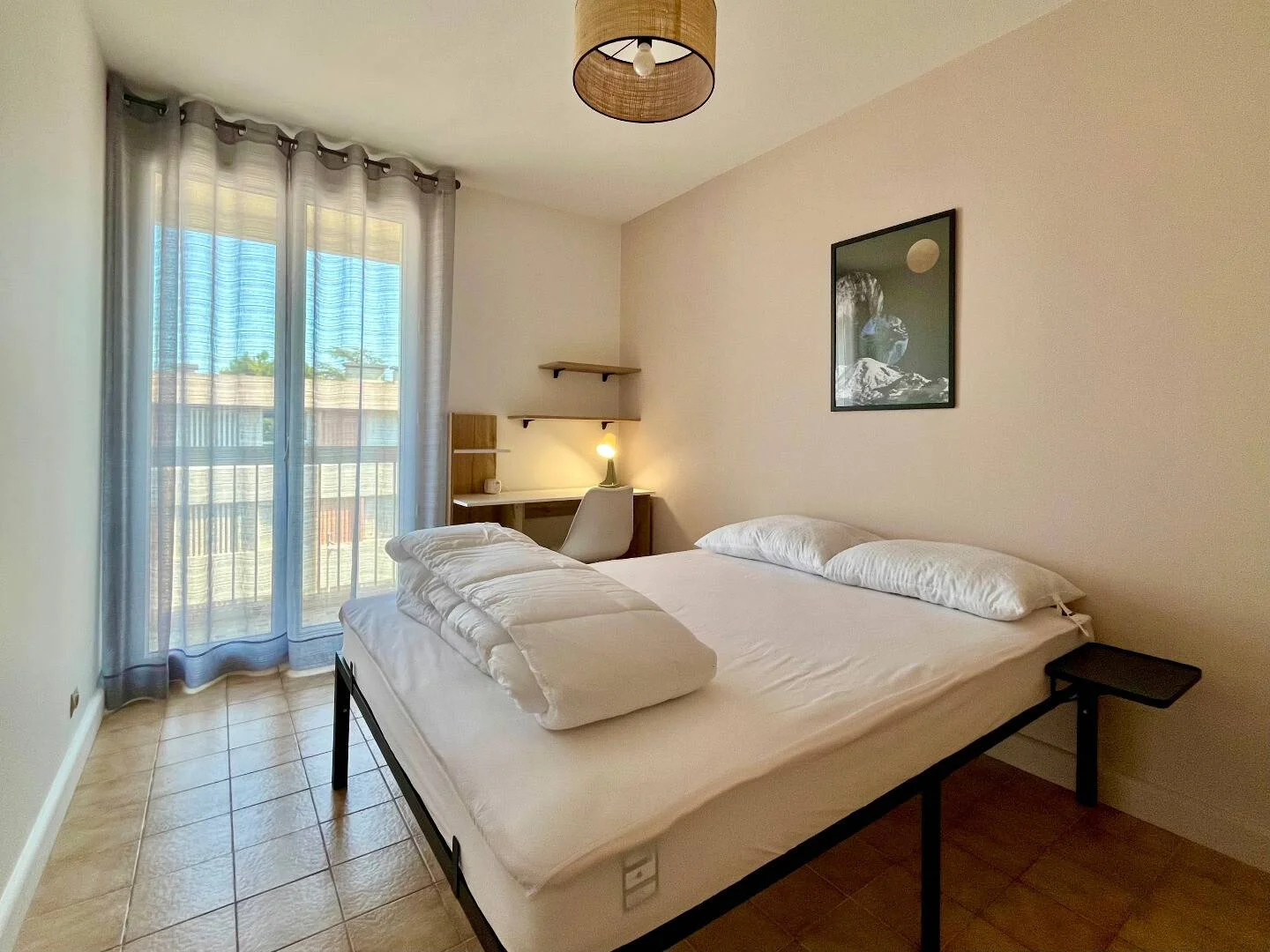 Chambre d'étudiant à  avec espace d'étude et installations communes