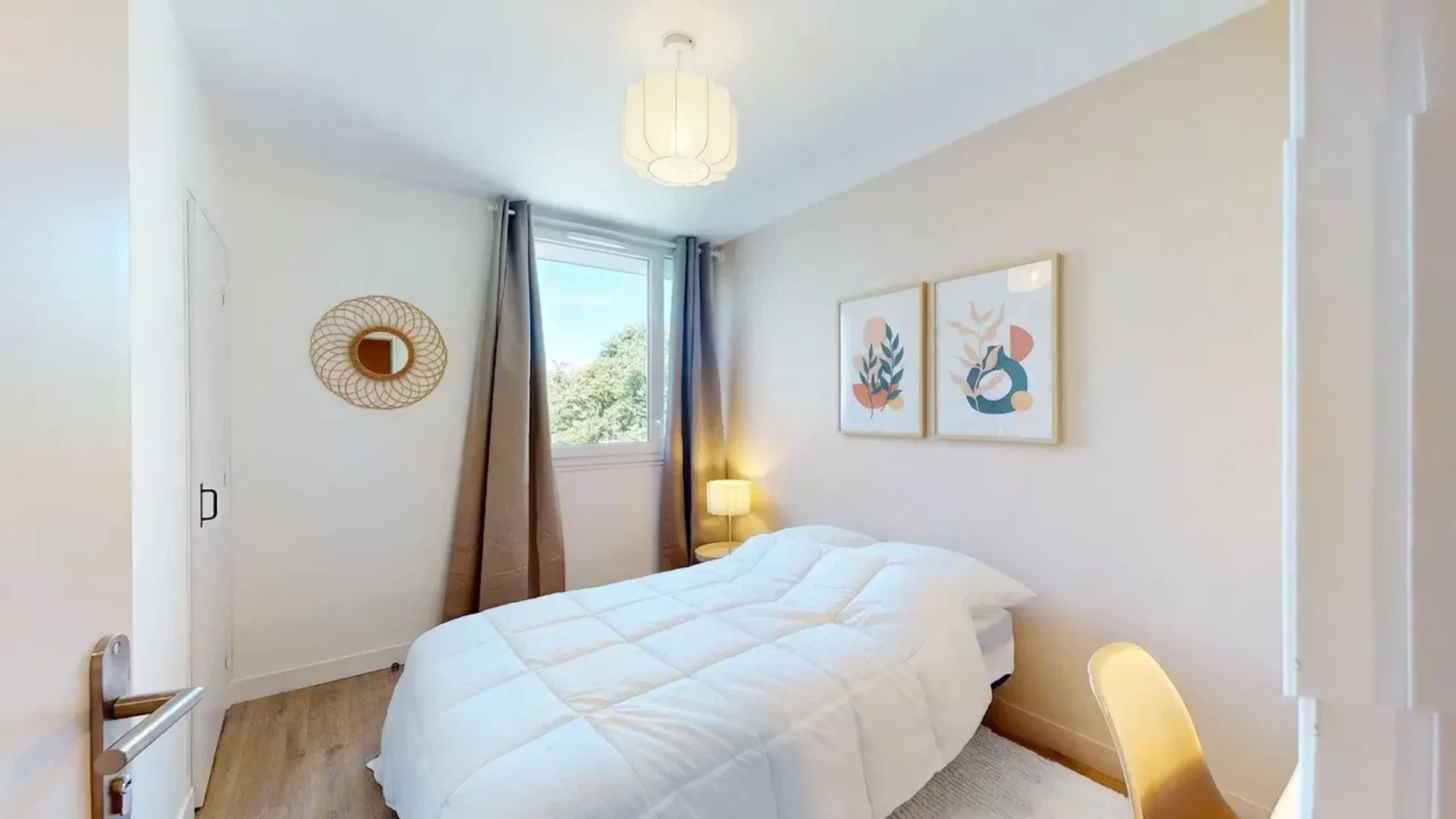 Quarto de estudante confortável e espaçoso em