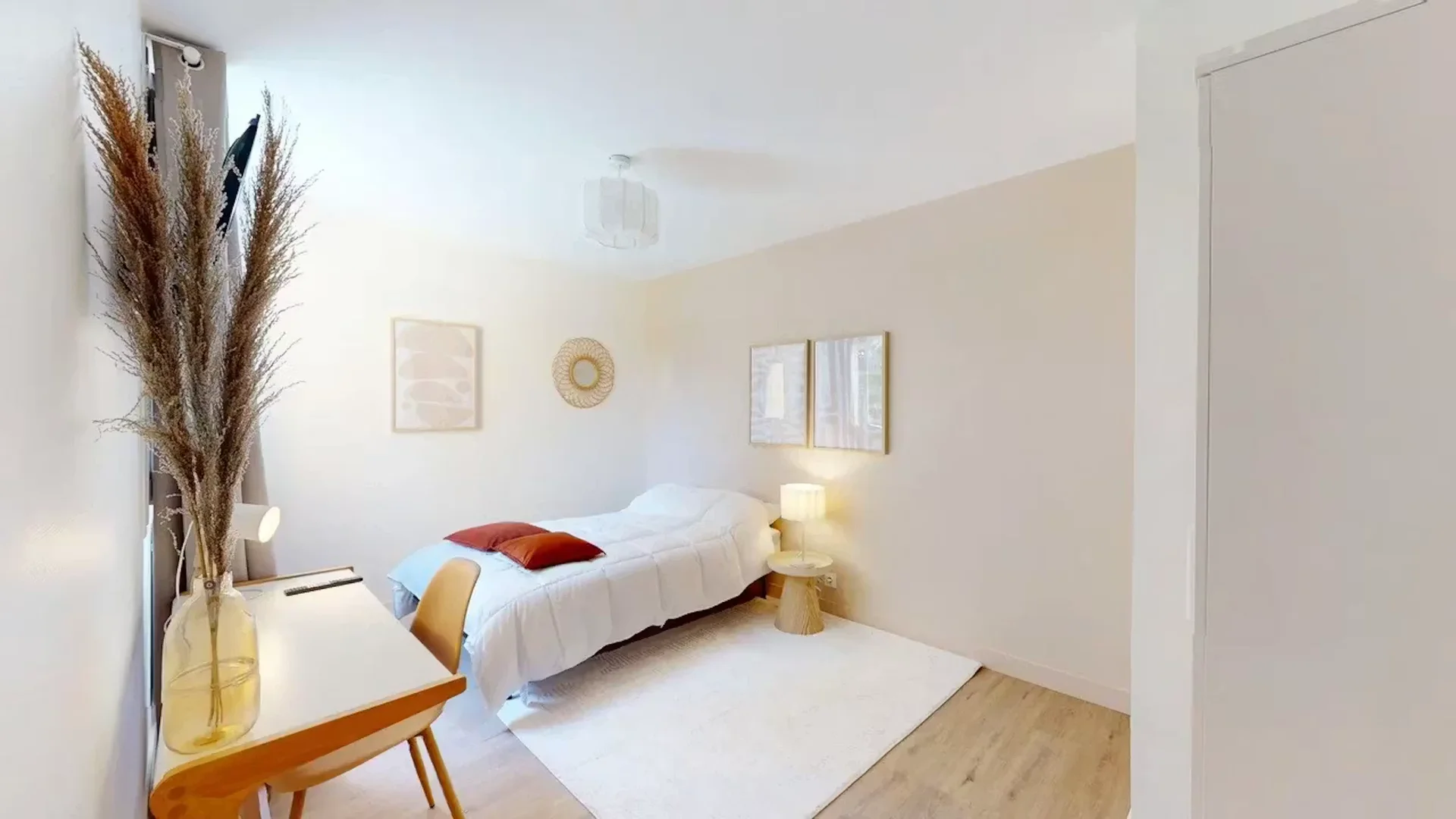 Quarto acessível para estudantes com iluminação ampla em