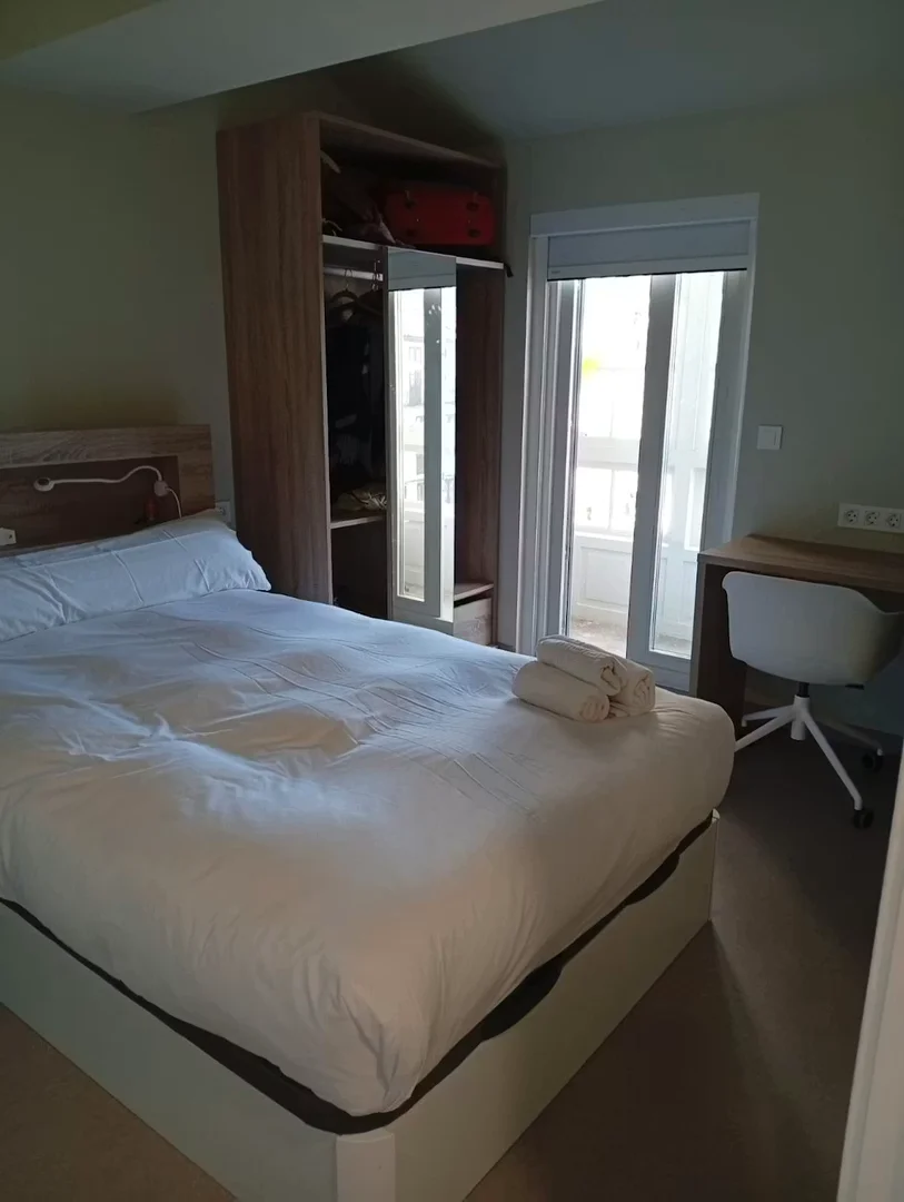 Habitación estudiantil amplia y cómoda en 