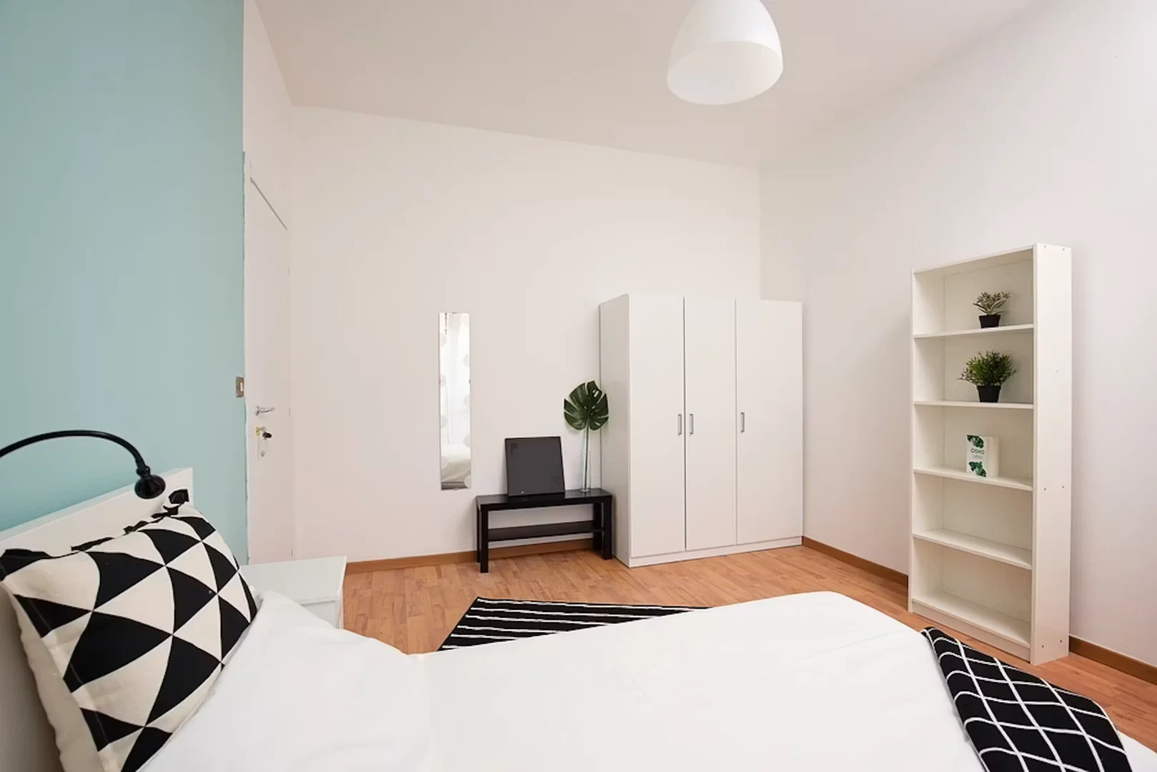 Habitación estudiantil funcional perfecta para estudiar en 