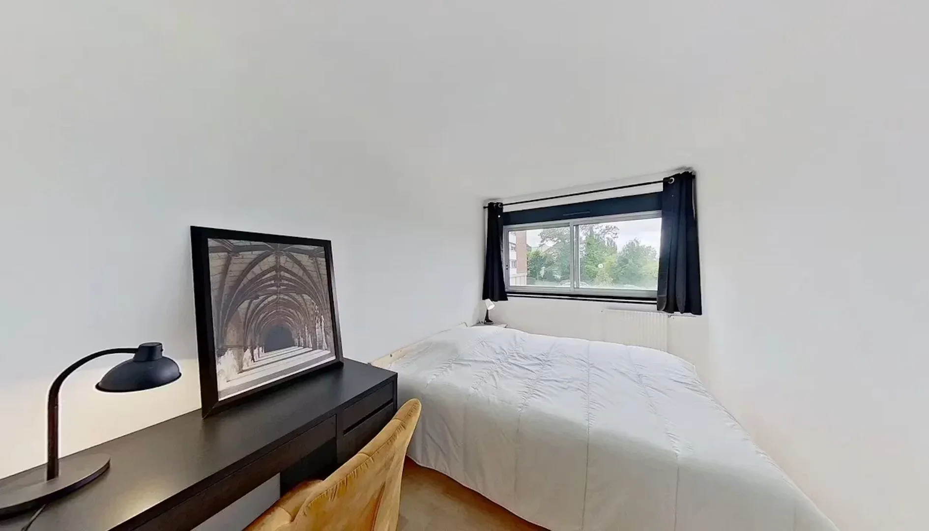 Quarto de estudante luminoso e arejado com acesso fácil à universidade em 