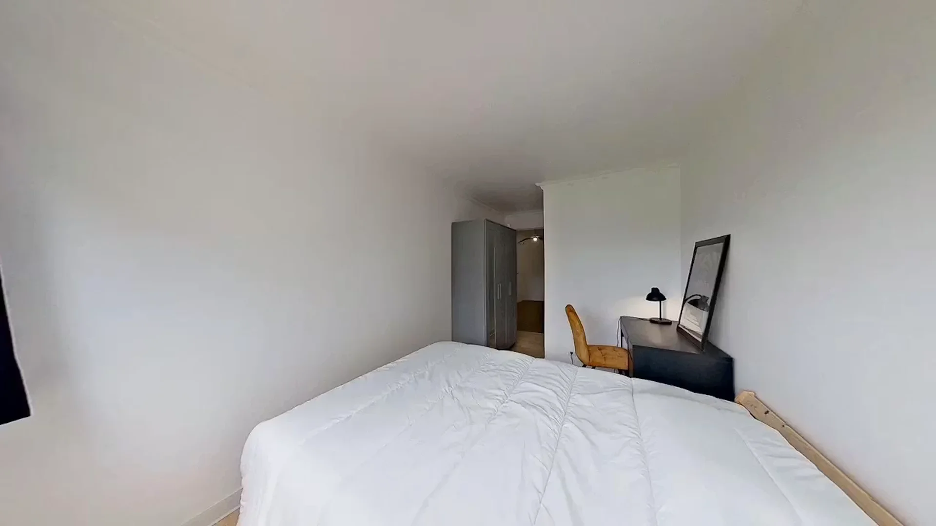 Quarto de estudante luminoso e arejado com acesso fácil à universidade em 