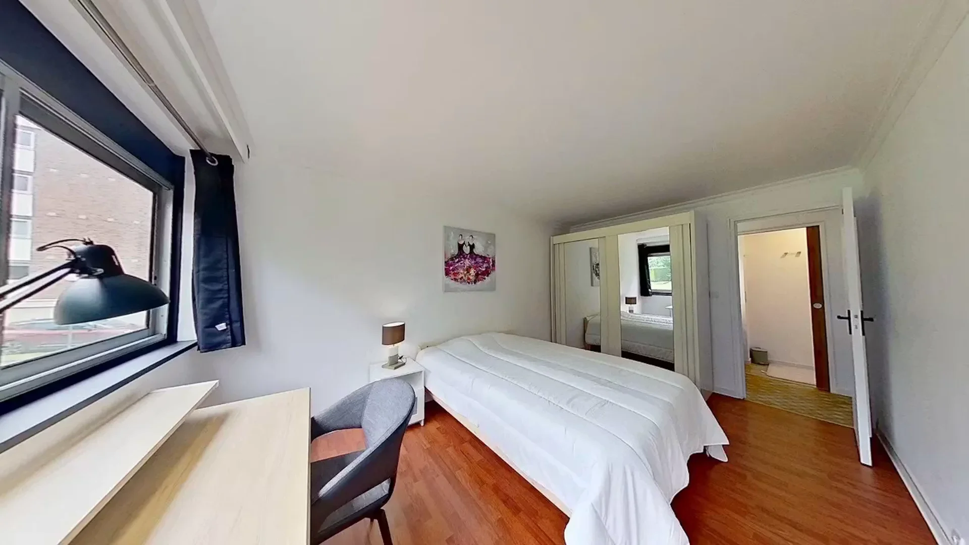 Habitación estudiantil funcional perfecta para estudiar en 