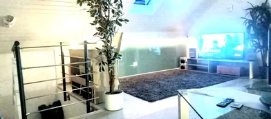 Bright private room in {area}
