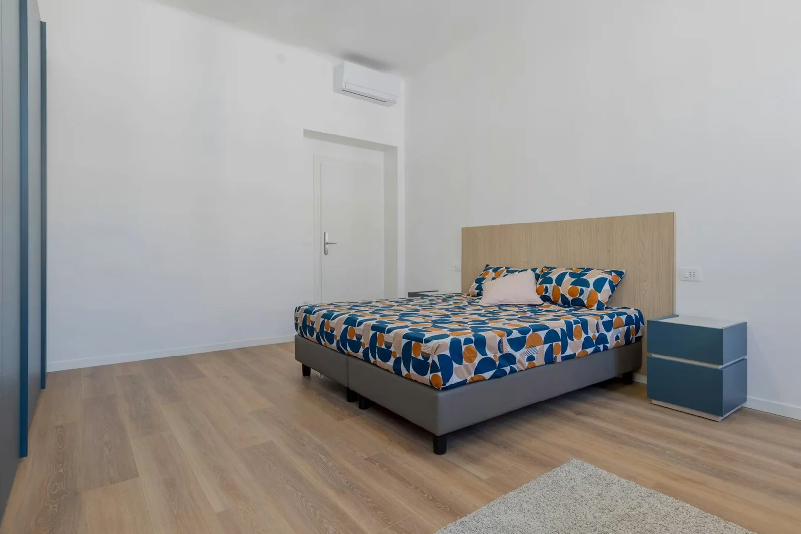 Quarto de estudante confortável e espaçoso em 