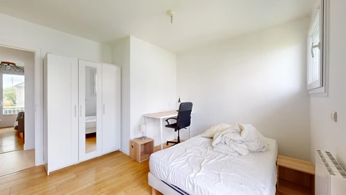 Renting rooms by the month in Angers