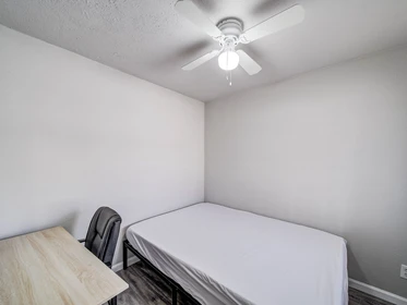 Room for rent with double bed Dallas