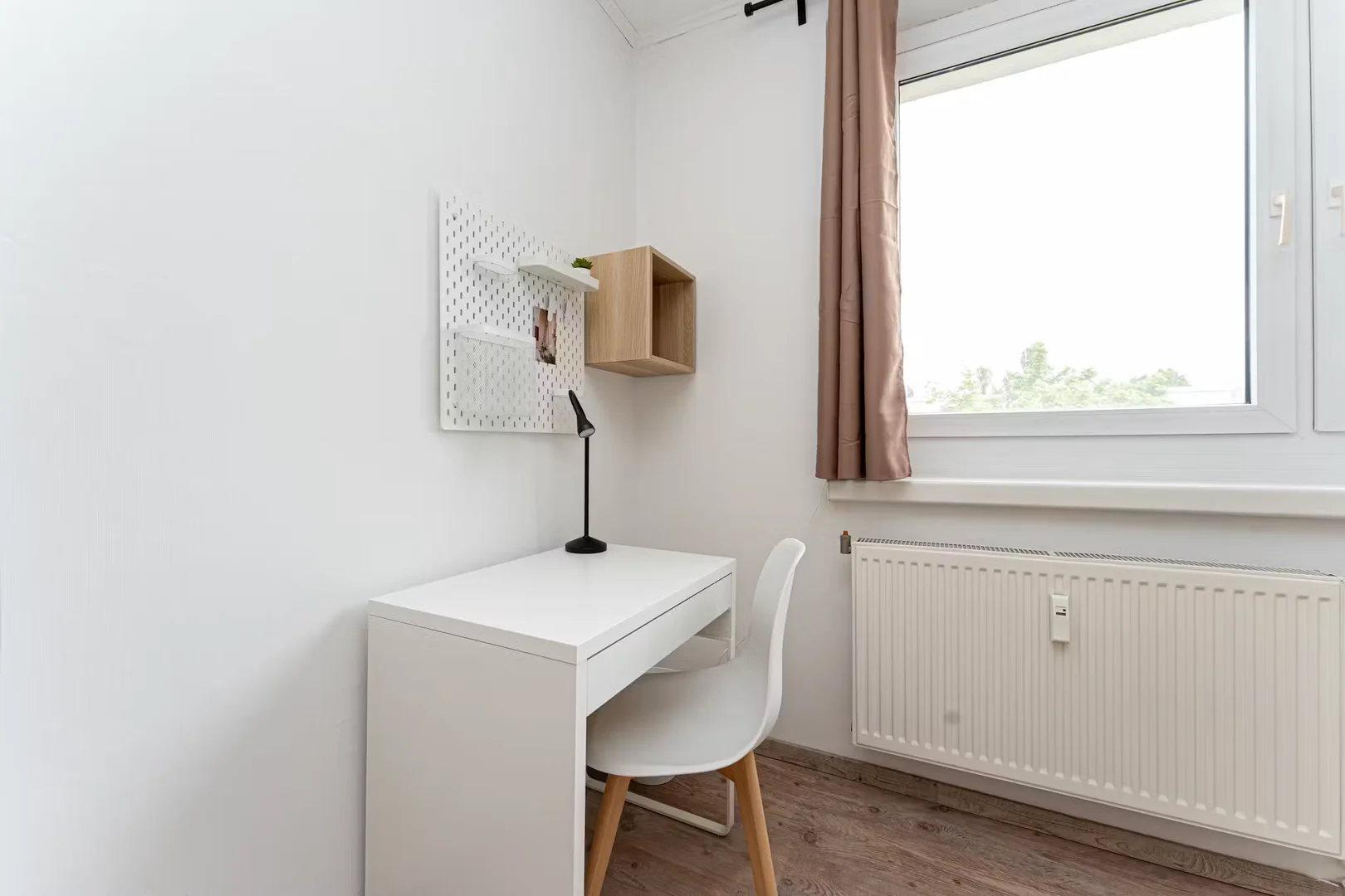 Functional student room perfect for studying in