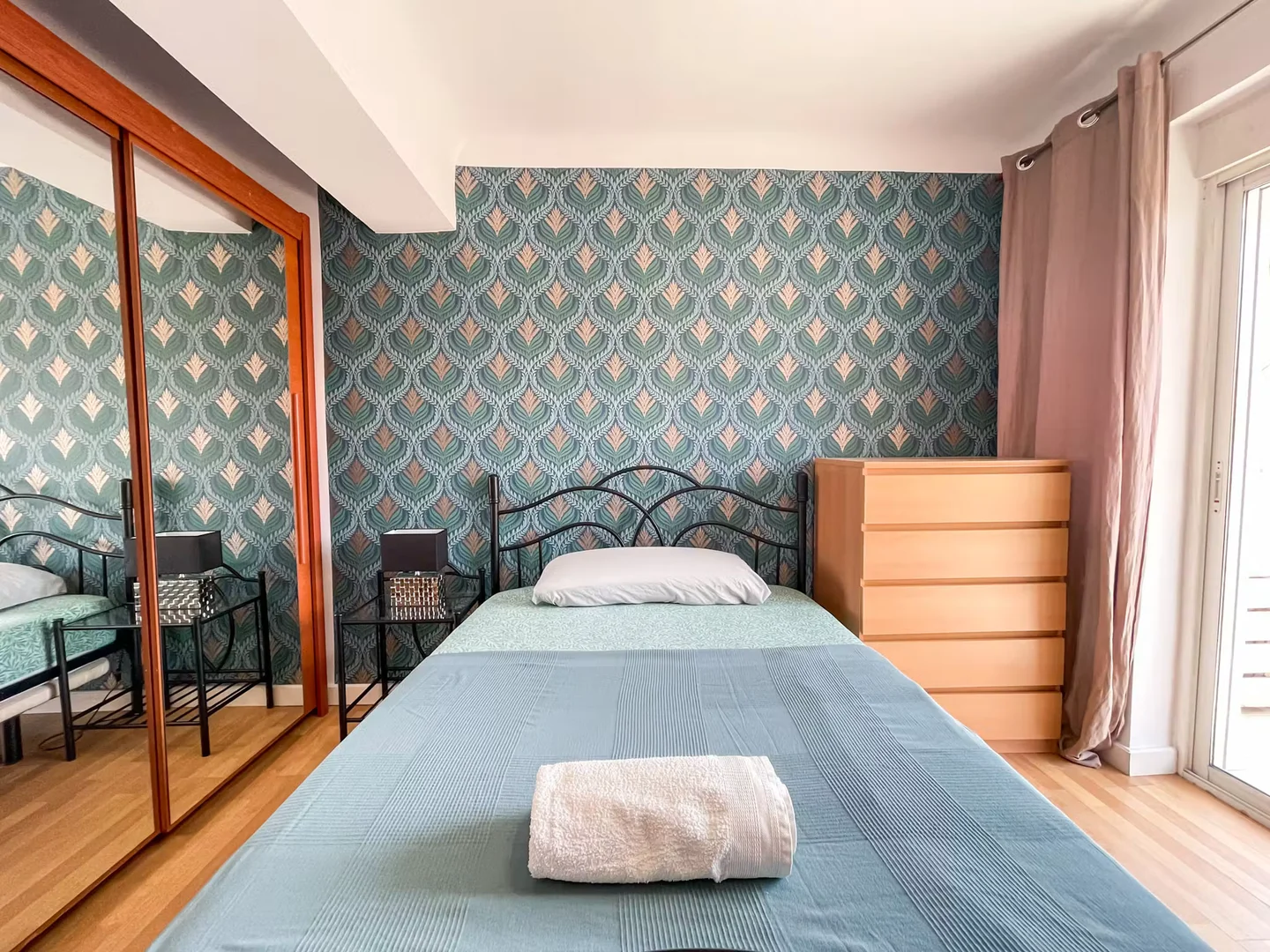 Student-friendly room in with modern amenities