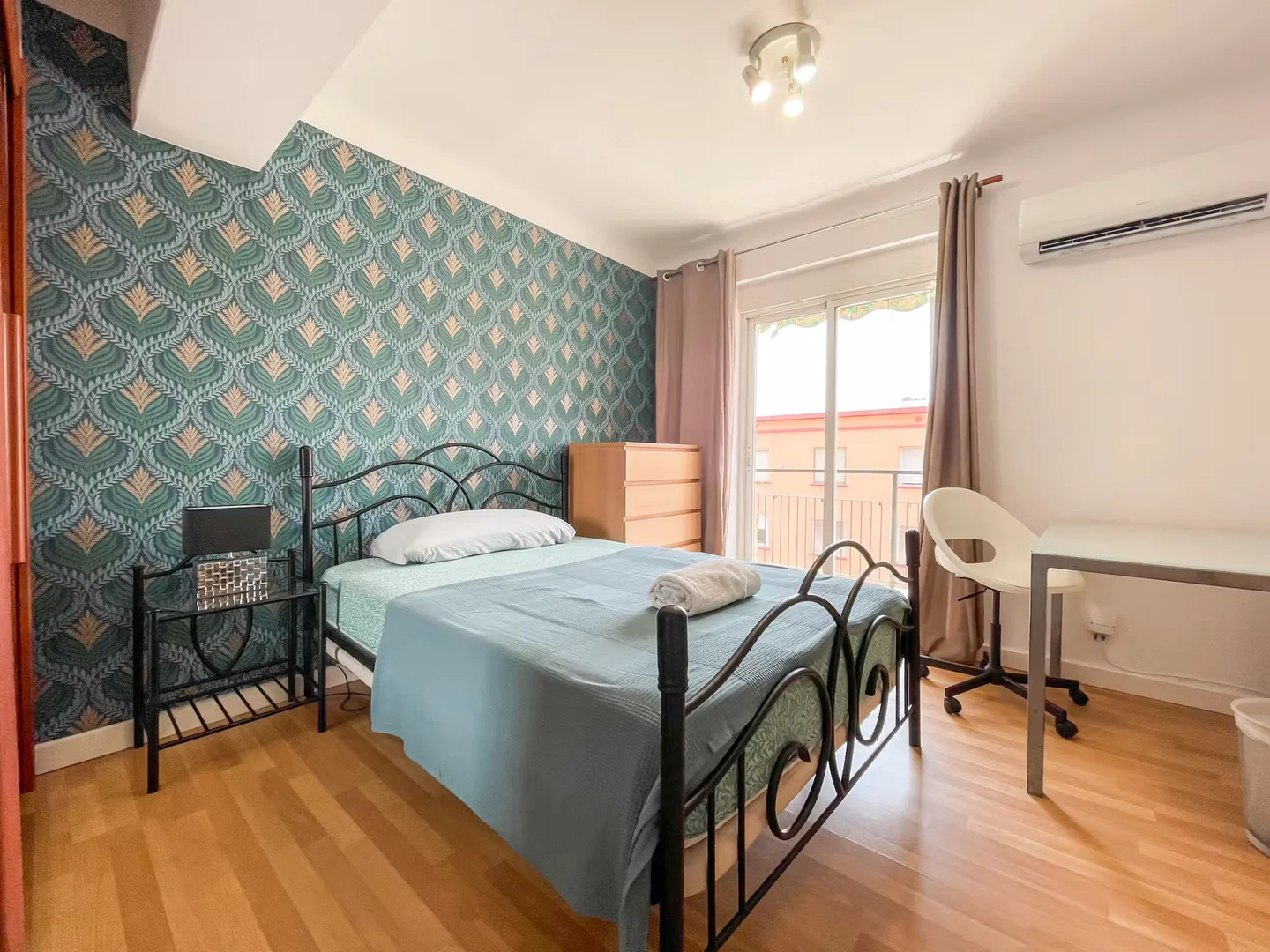 Comfortable and spacious student room in