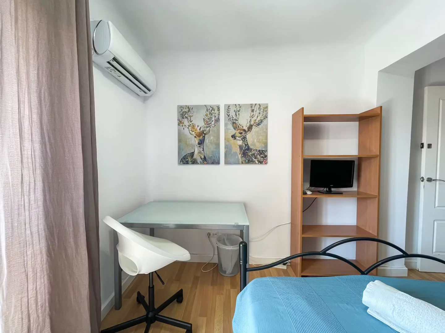 Functional student room perfect for studying in