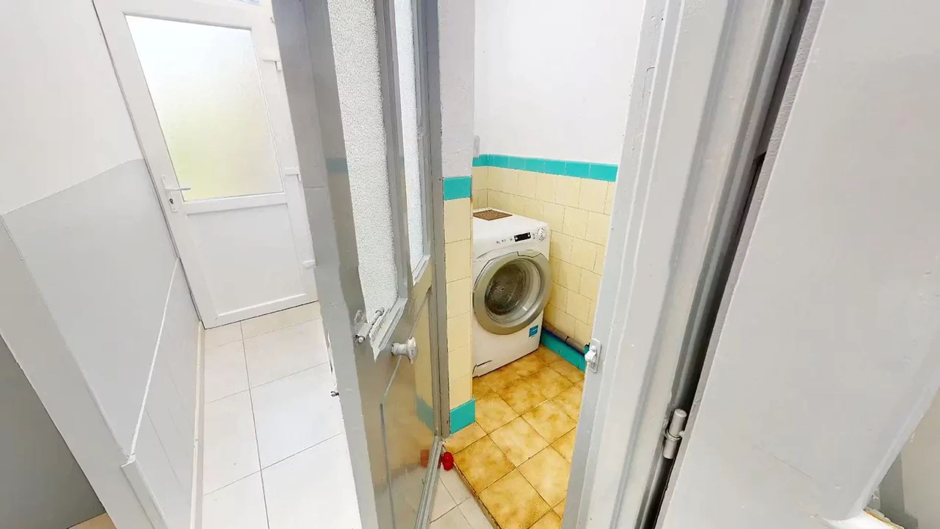 'da ders çalışmak için mükemmel olan fonksiyonel öğrenci odası
