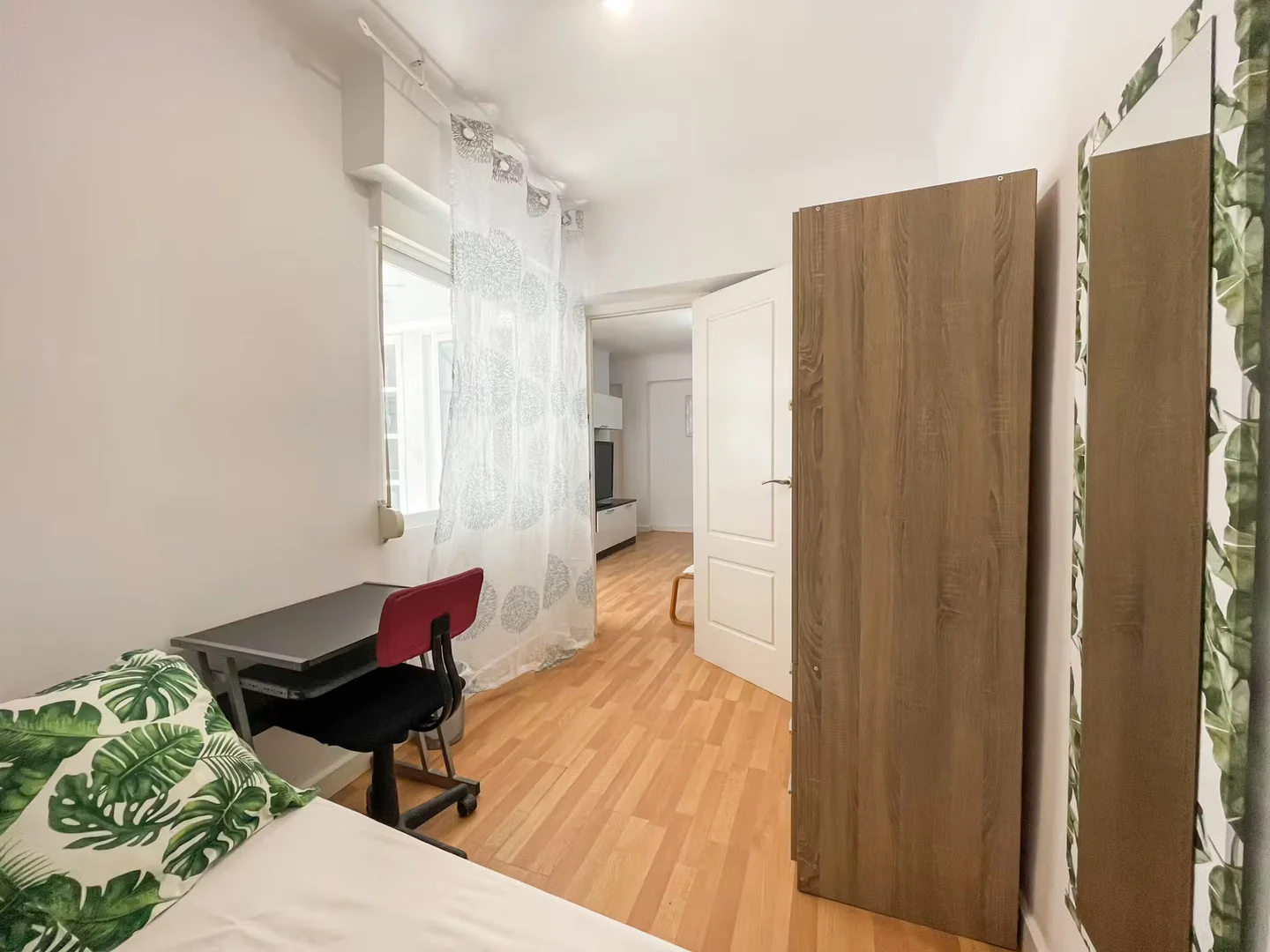 Economical student room with convenient location in