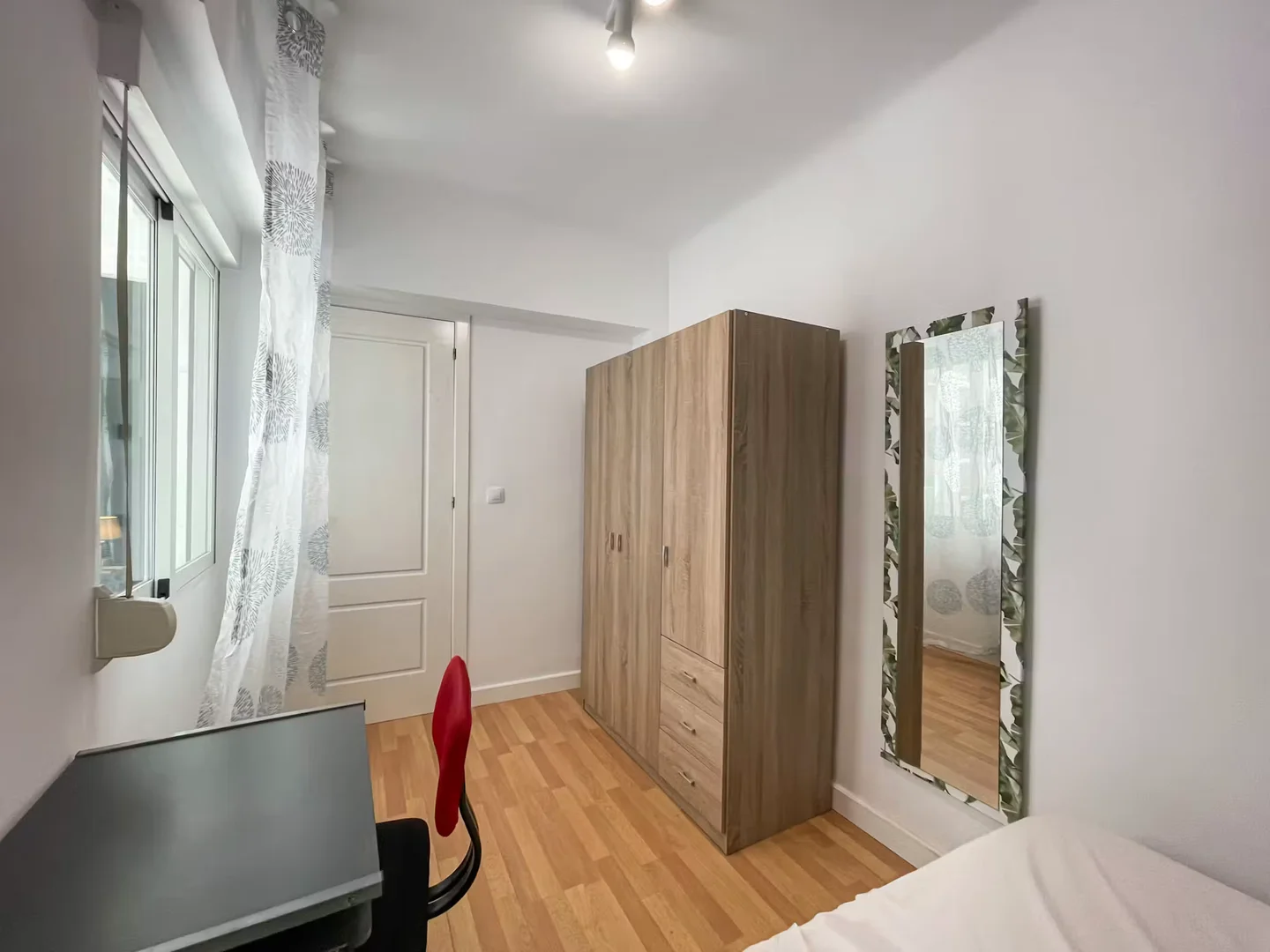 Functional student room perfect for studying in