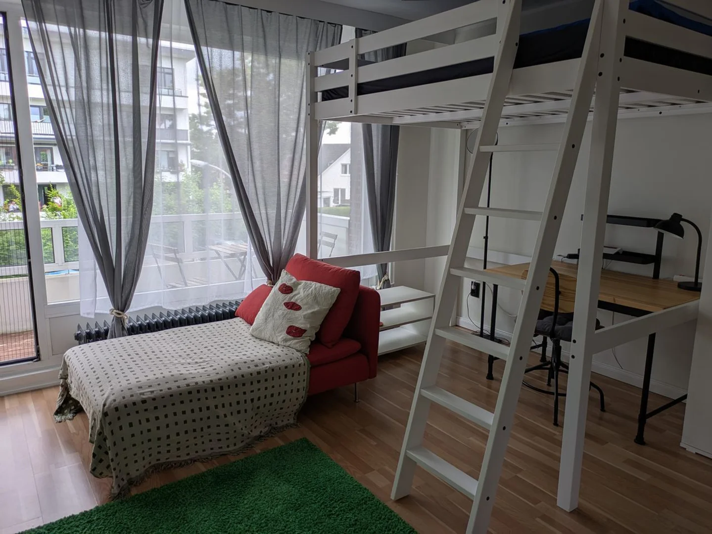 Habitación para estudiantes en con área de estudio y facilidades compartidas