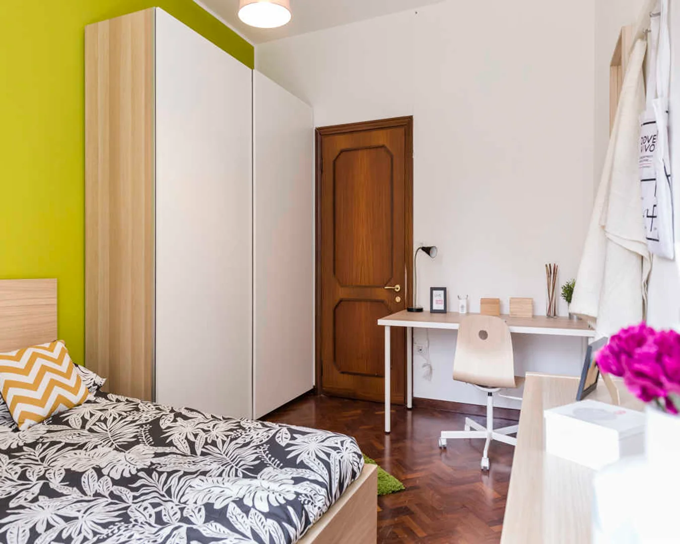 Funktionelles Studentenzimmer perfekt zum Studieren in