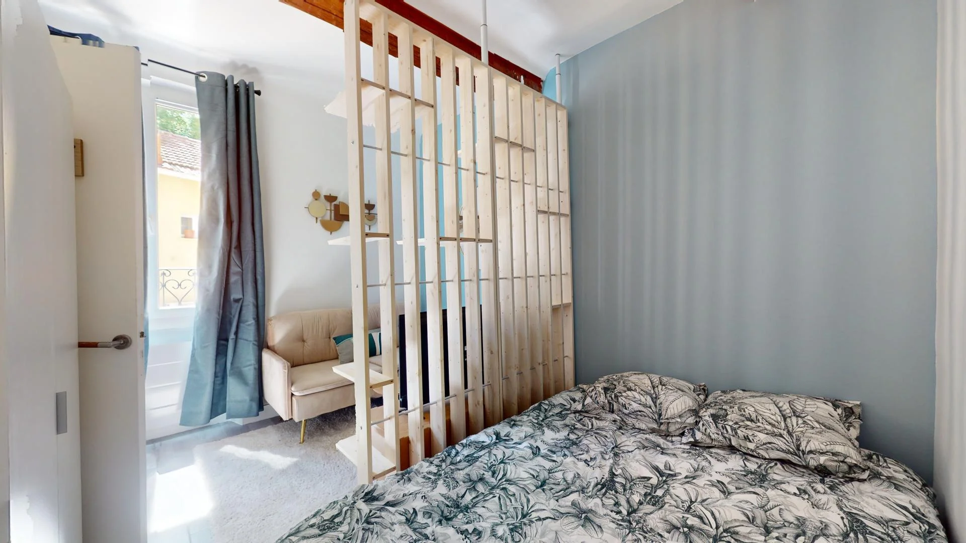 Affordable room for students with ample lighting in 