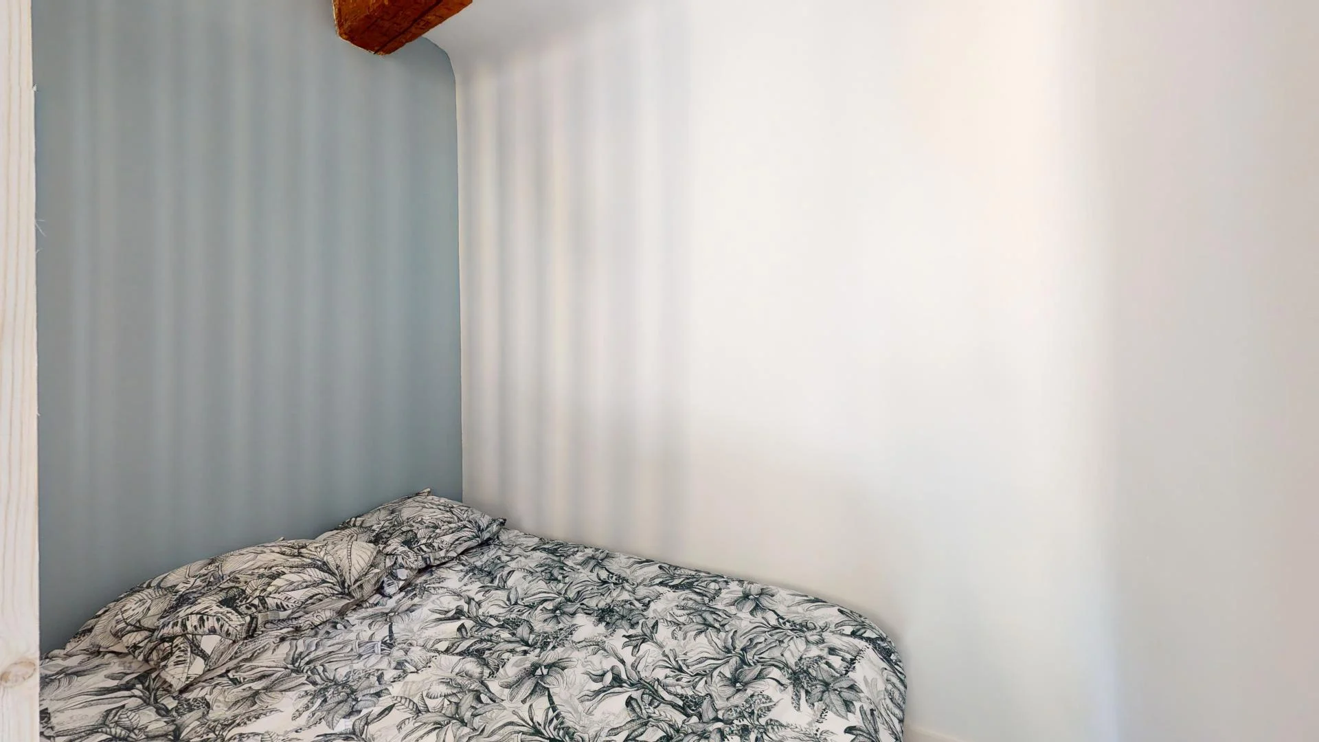 Economical student room with convenient location in 