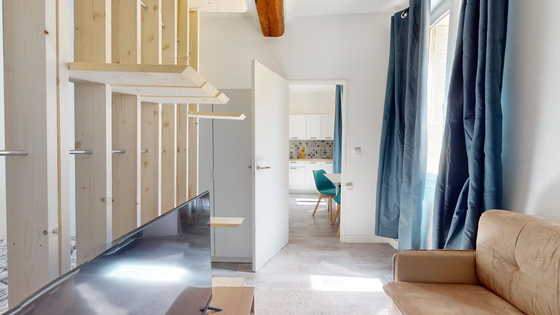 Functional student room perfect for studying in 