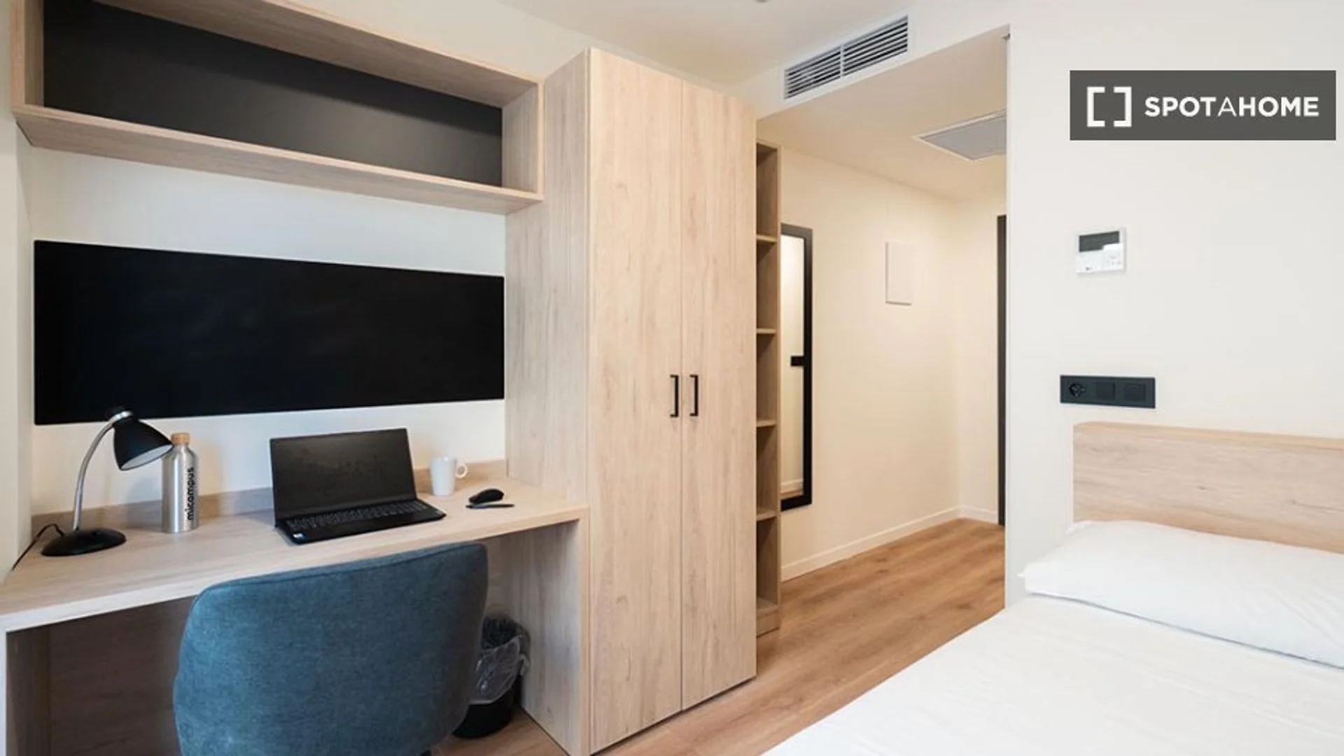Habitación para estudiantes en  con área de estudio y facilidades compartidas