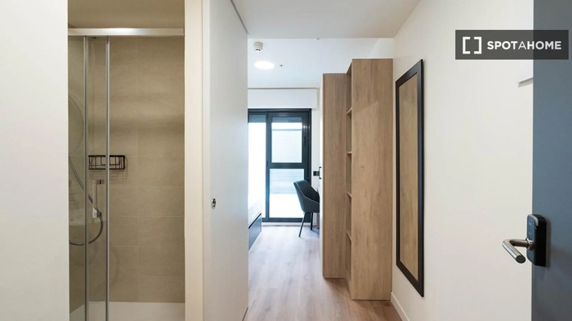 Habitación estudiantil funcional perfecta para estudiar en 
