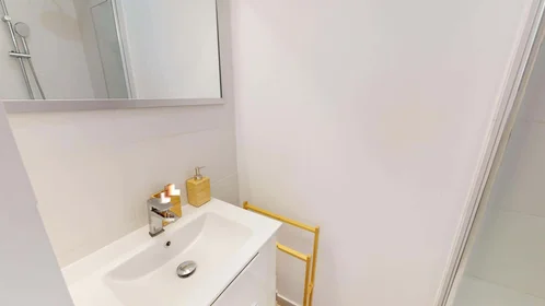 Private room at 7 Rue Antoine Blanc, 13010 Marseille, France, image 5 of 18