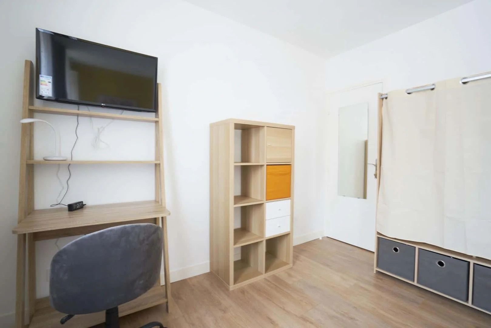 Habitación estudiantil luminosa y aireada con fácil acceso a la universidad en 