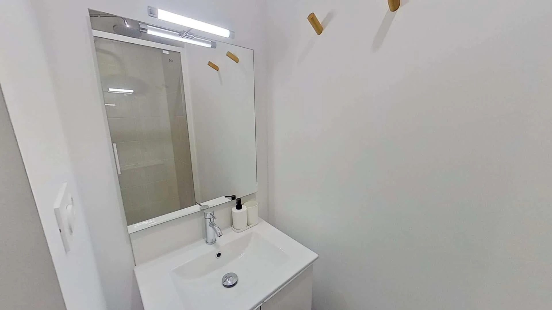 Quarto de estudante luminoso e arejado com acesso fácil à universidade em 