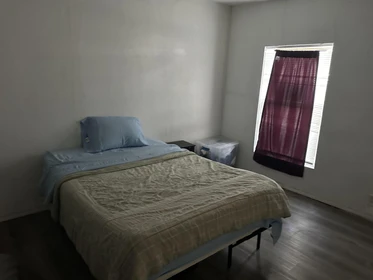 Room for rent in a shared flat in San-antonio