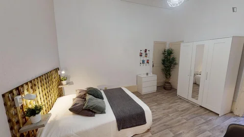 Chambre individuelle lumineuse à {area}