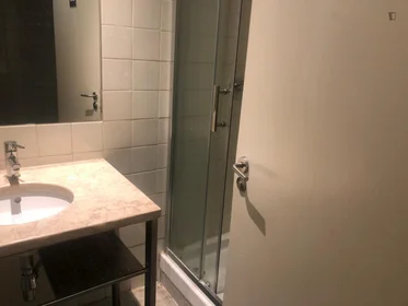 Private room at Avenida Almirante Reis, image 8 of 12
