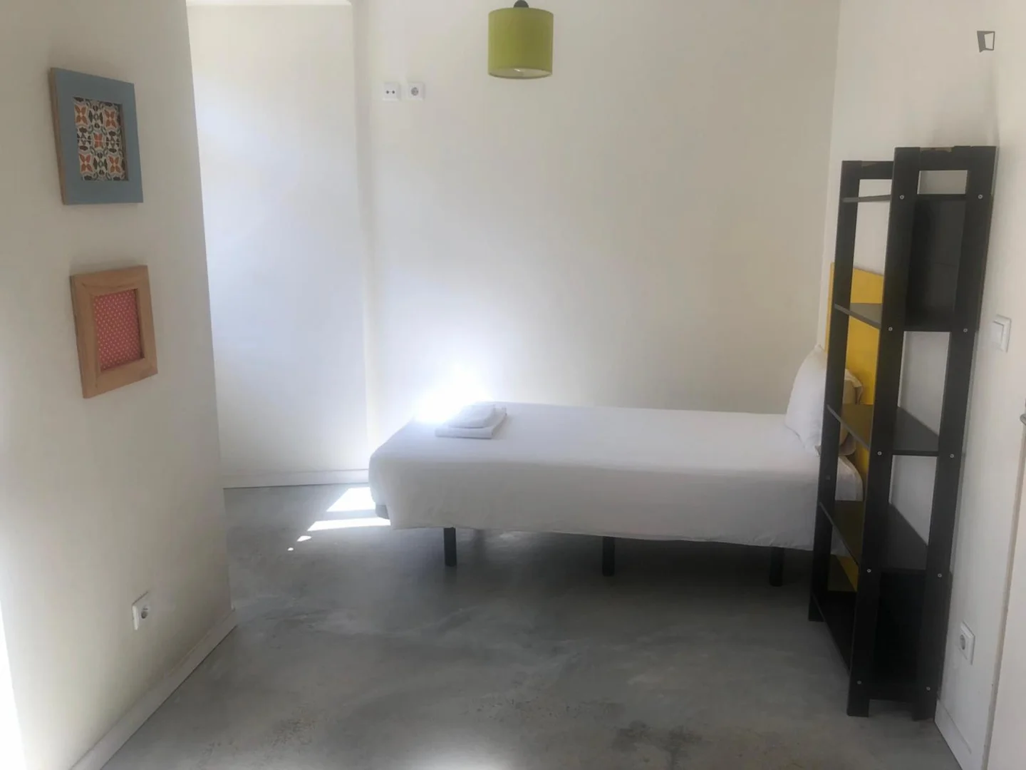 'da ders çalışmak için mükemmel olan fonksiyonel öğrenci odası