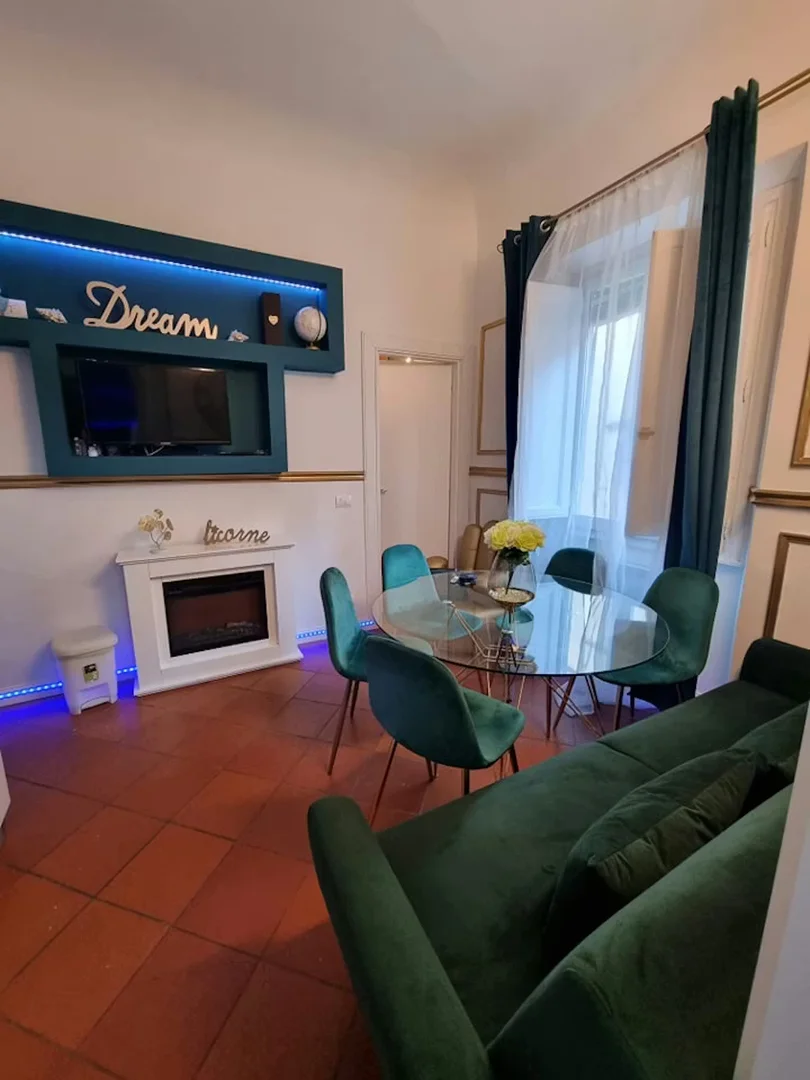 Quarto de estudante luminoso e arejado com acesso fácil à universidade em