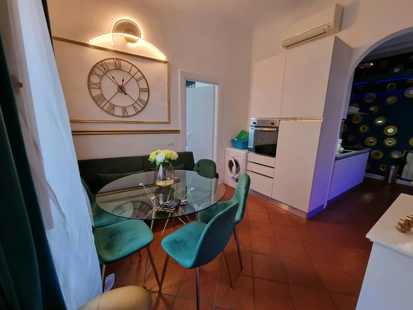 Quarto de estudante em com área de estudo e instalações partilhadas