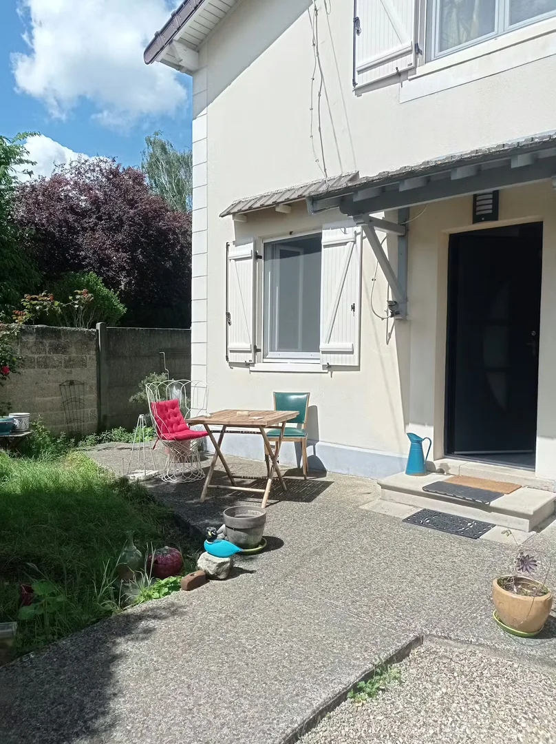Chambre confortable pour étudiants disponible dans 