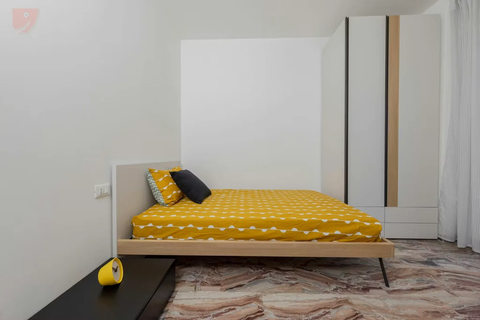 Chambre d'étudiant lumineuse et aérée avec accès facile à l'université dans 