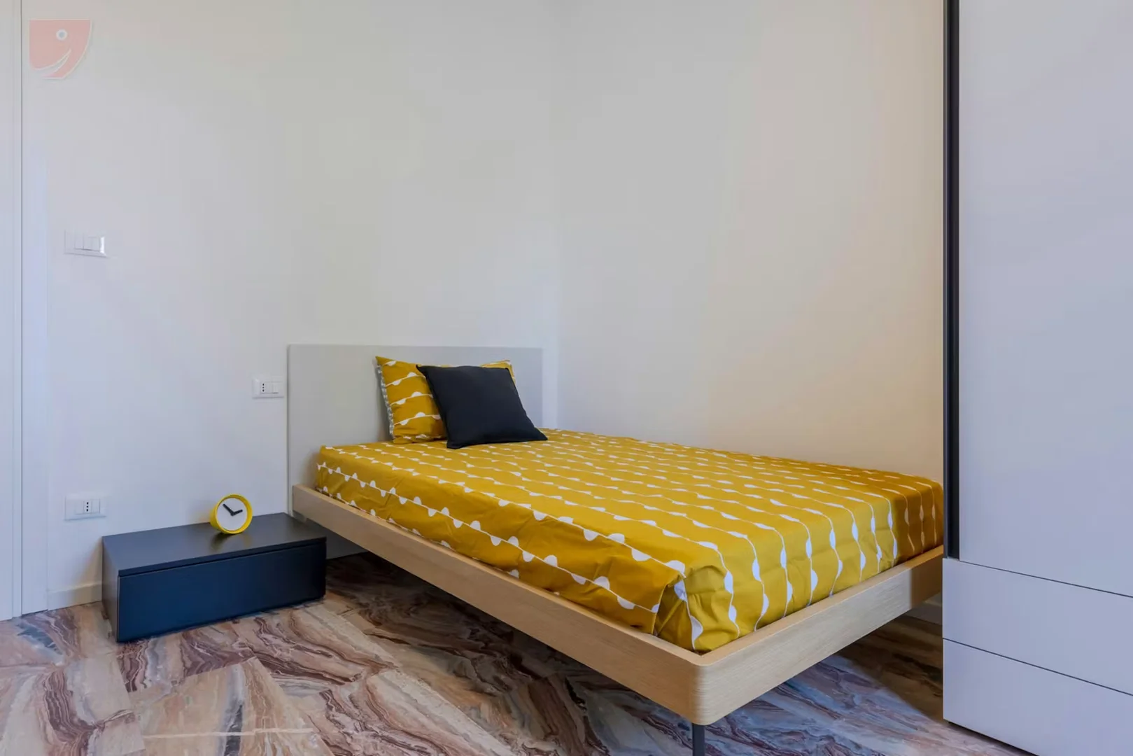 Chambre d'étudiant à  avec espace d'étude et installations communes