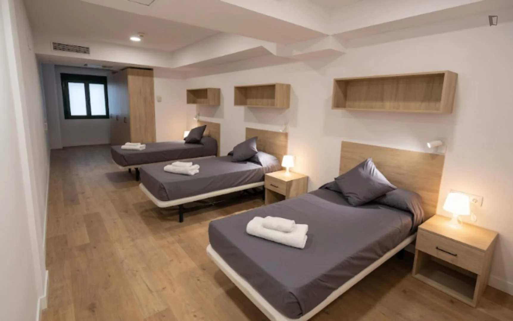 Quarto de estudante confortável e espaçoso em 