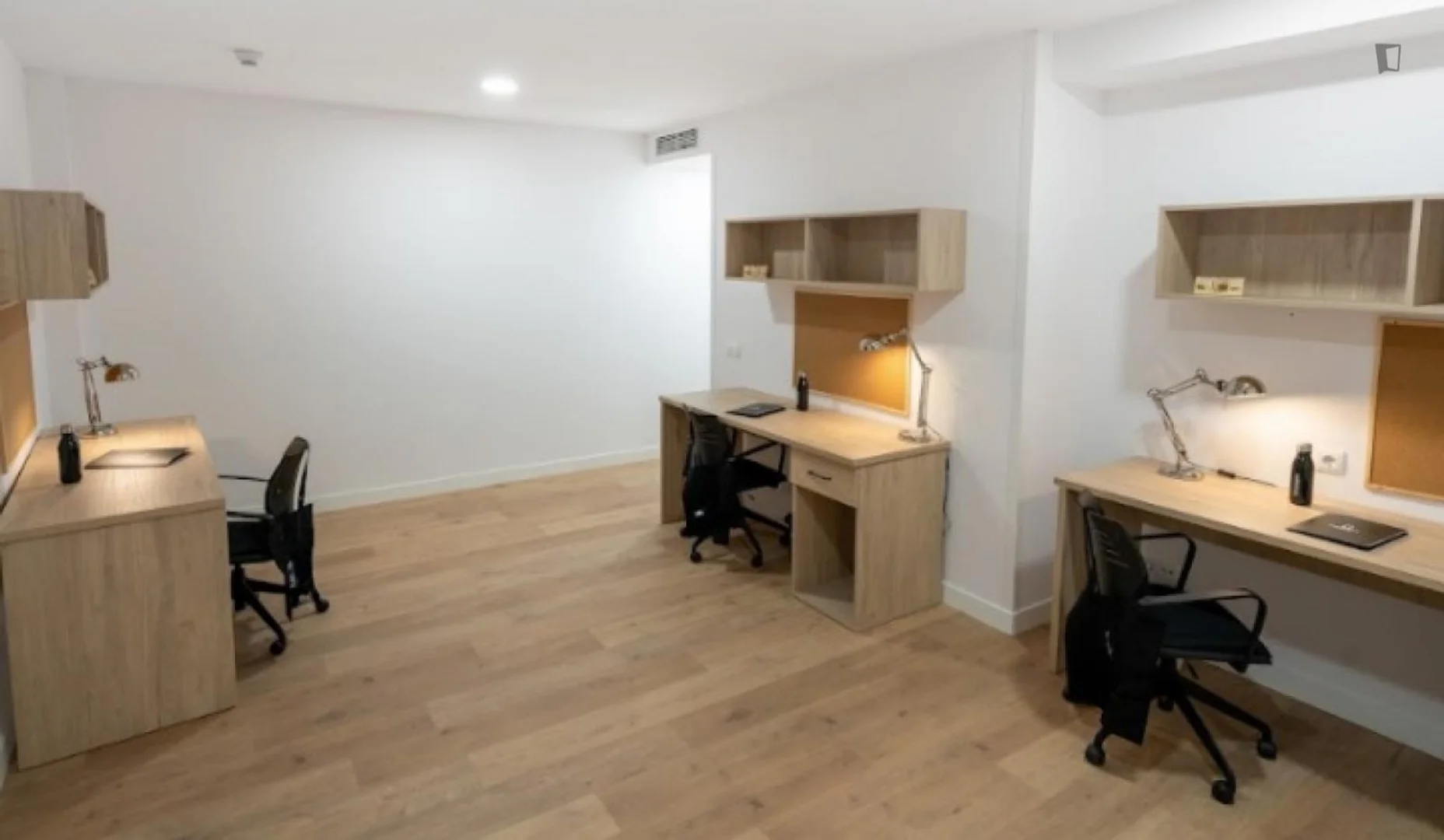 Quarto de estudante em  com área de estudo e instalações partilhadas