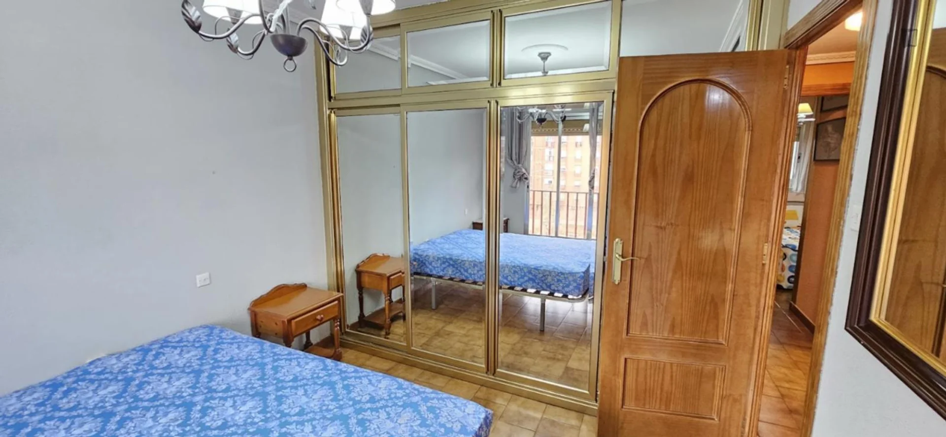 Quarto de estudante em  com área de estudo e instalações partilhadas