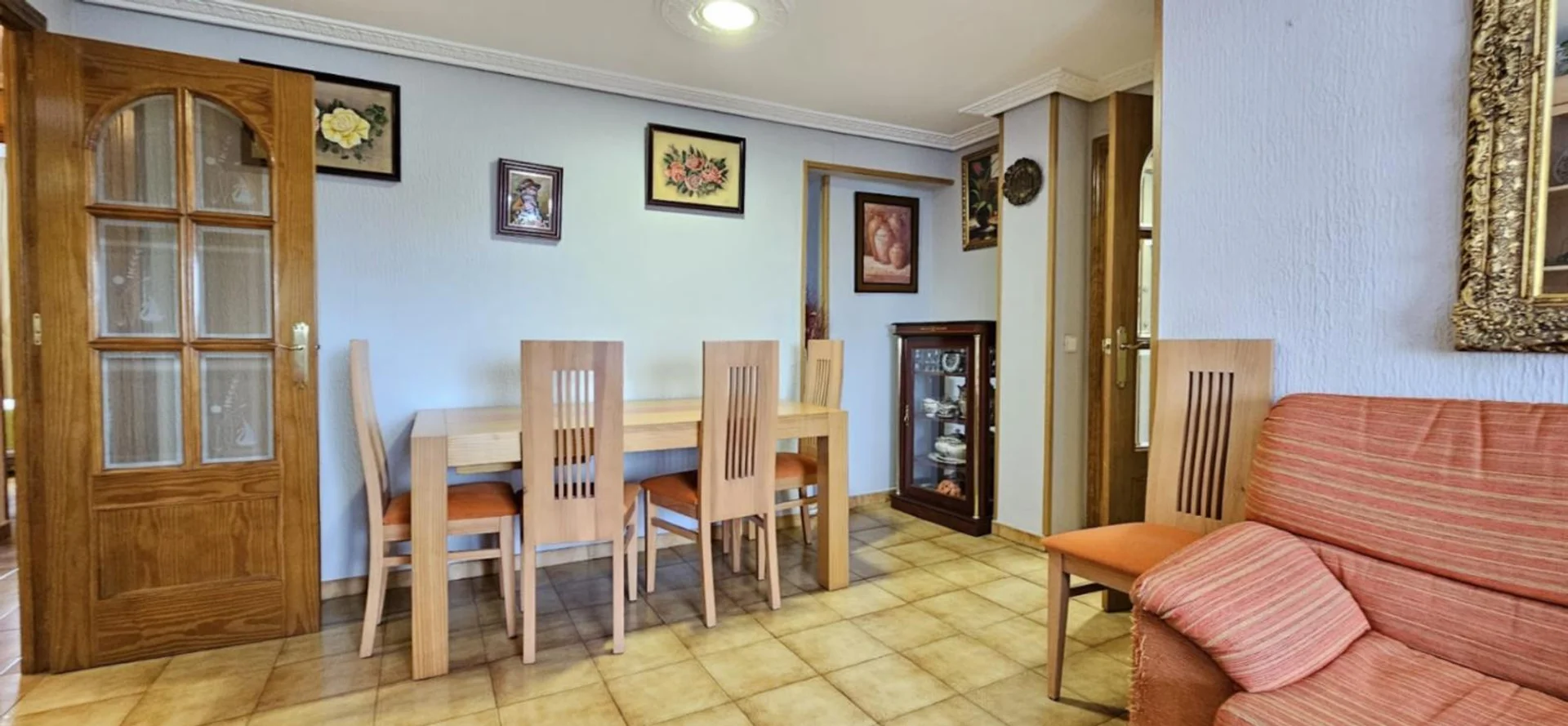 Quarto de estudante luminoso e arejado com acesso fácil à universidade em 