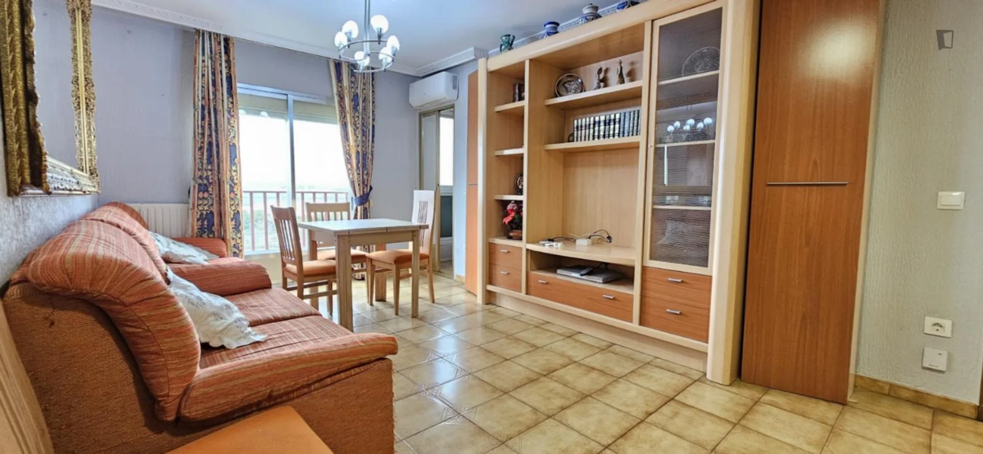Quarto de estudante económico perto do campus em 