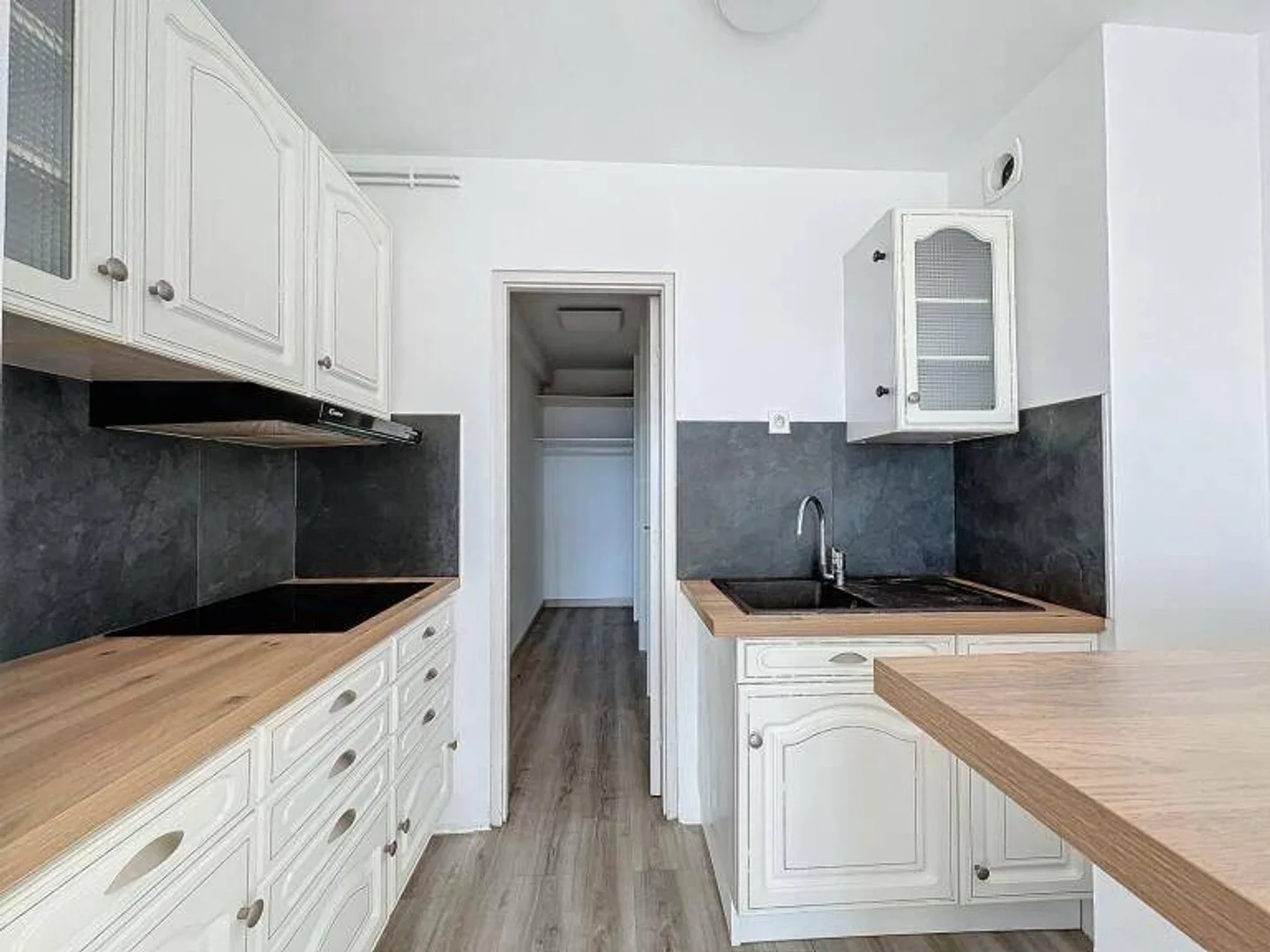 Chambre confortable pour étudiants disponible dans 