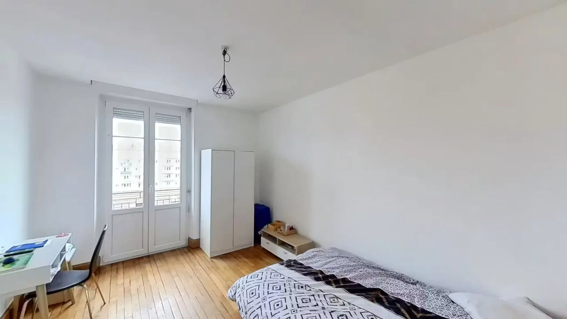 Habitación estudiantil luminosa y aireada con fácil acceso a la universidad en 