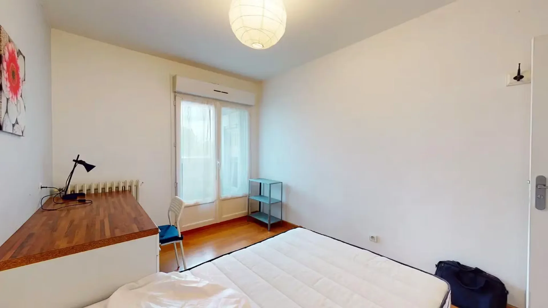 Chambre d'étudiant à  avec espace d'étude et installations communes