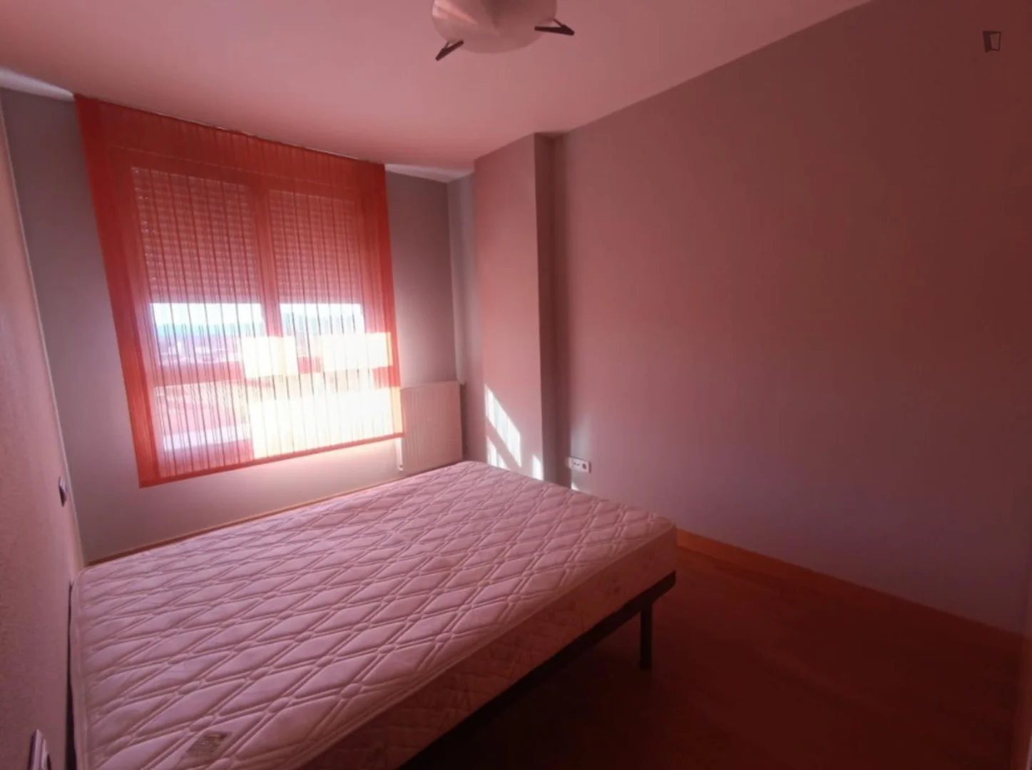 Habitación estudiantil económica con ubicación conveniente en