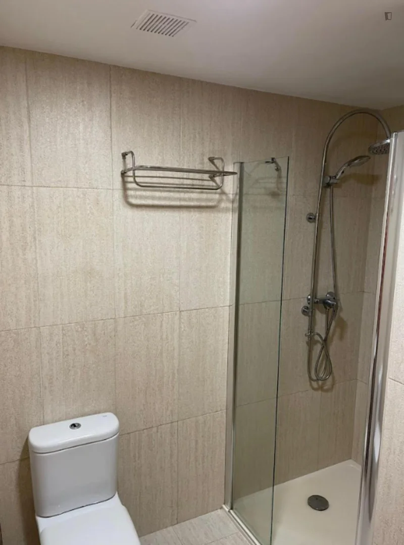 Habitación estudiantil luminosa y aireada con fácil acceso a la universidad en