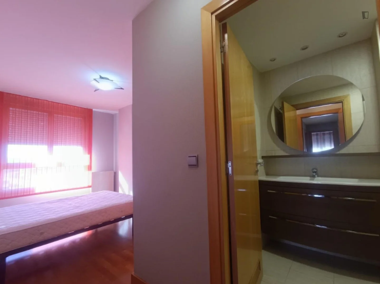 Habitación estudiantil luminosa y aireada con fácil acceso a la universidad en