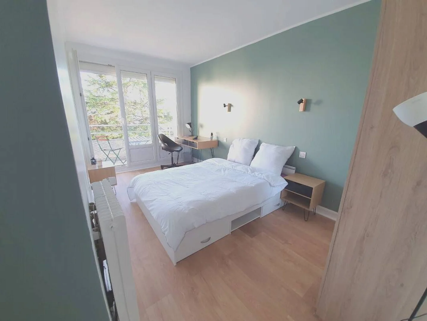 Chambre abordable pour les étudiants avec un bon éclairage dans 